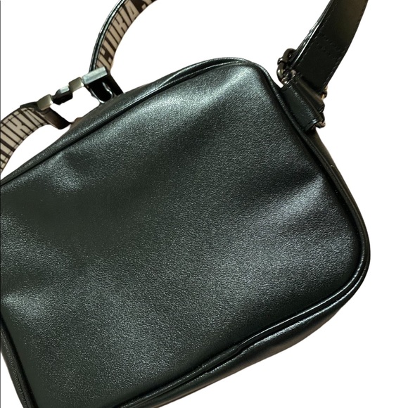 Victoria Secret purse can wear around your waist or shoulder - Picture 6 of 10